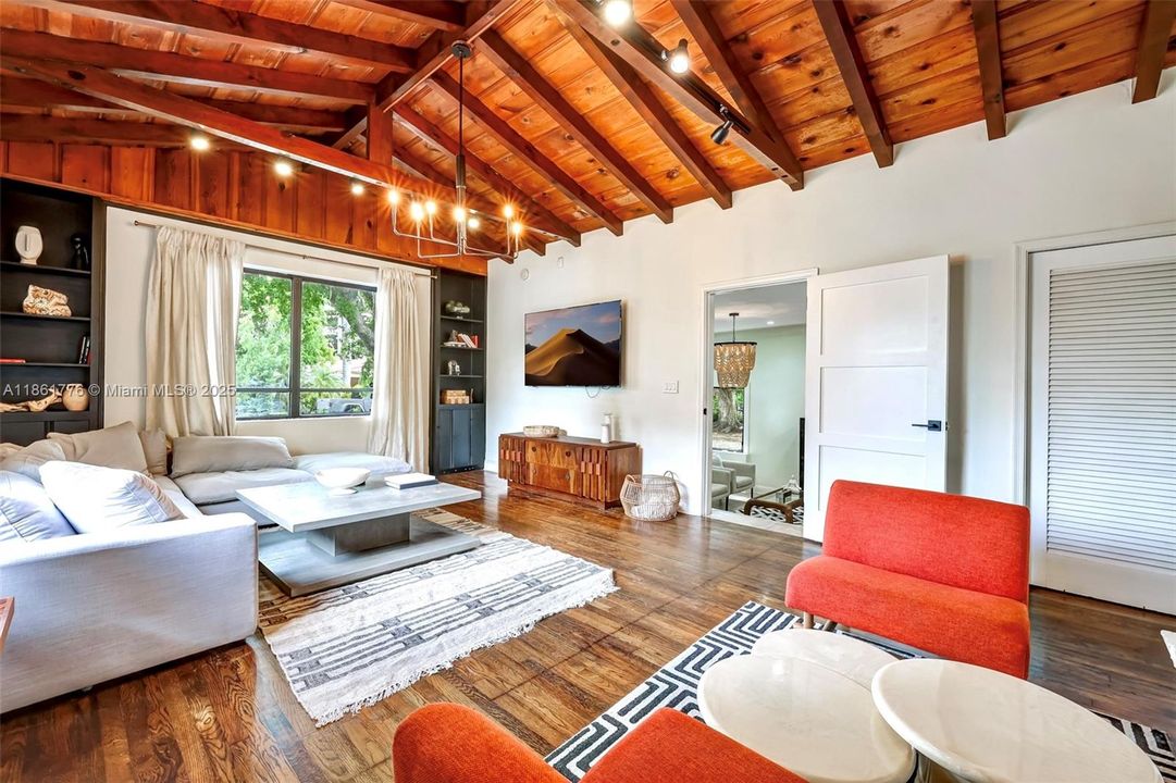 合同活跃: $1,050,000 (4 贝兹, 3 浴室, 2361 平方英尺)