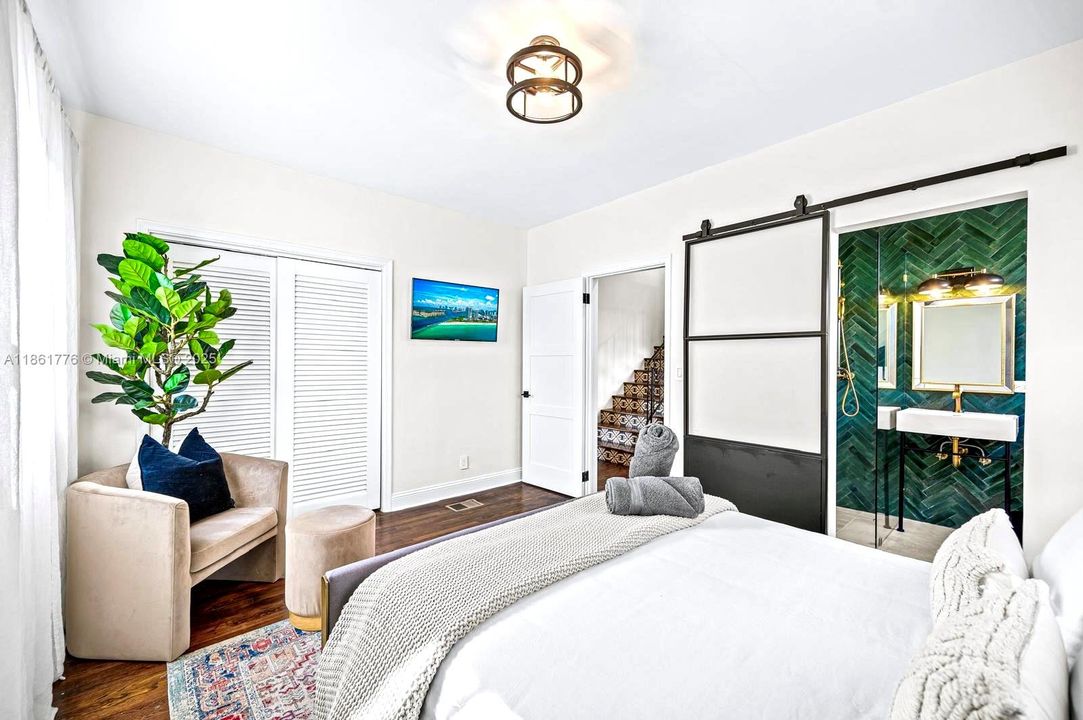 合同活跃: $1,050,000 (4 贝兹, 3 浴室, 2361 平方英尺)