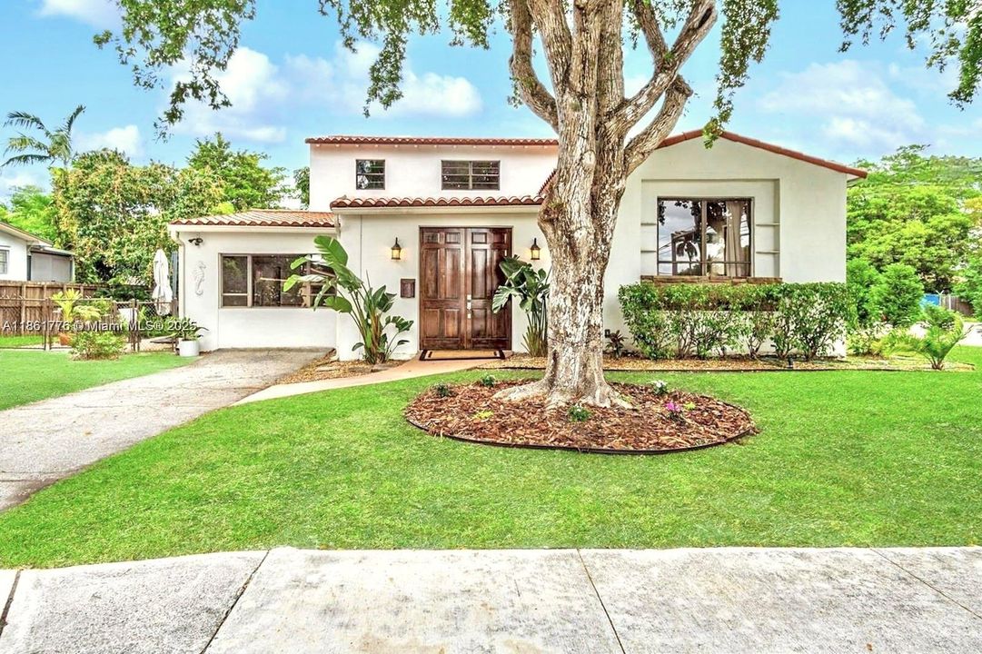 合同活跃: $1,050,000 (4 贝兹, 3 浴室, 2361 平方英尺)