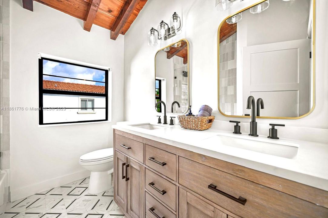 合同活跃: $1,050,000 (4 贝兹, 3 浴室, 2361 平方英尺)