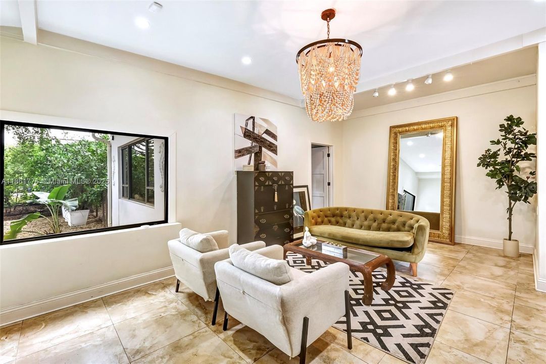 合同活跃: $1,050,000 (4 贝兹, 3 浴室, 2361 平方英尺)