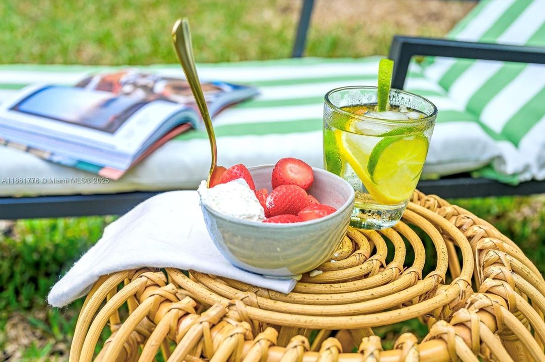 合同活跃: $1,050,000 (4 贝兹, 3 浴室, 2361 平方英尺)