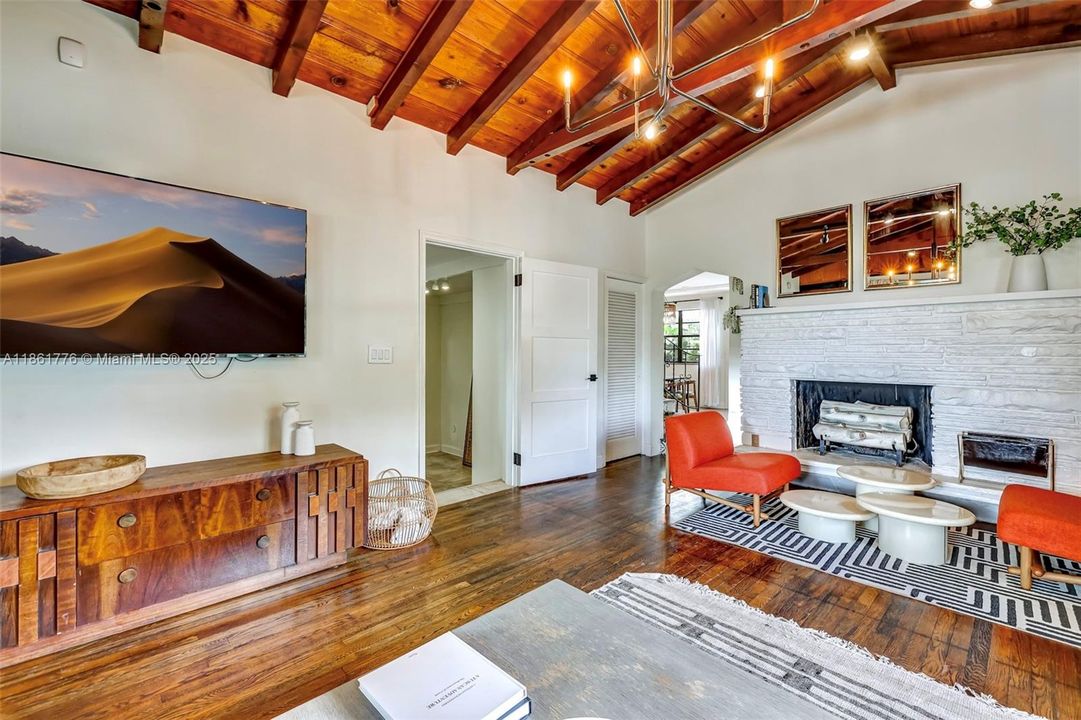 合同活跃: $1,050,000 (4 贝兹, 3 浴室, 2361 平方英尺)