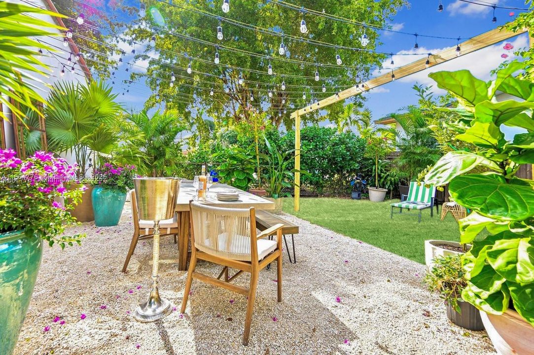 合同活跃: $1,050,000 (4 贝兹, 3 浴室, 2361 平方英尺)