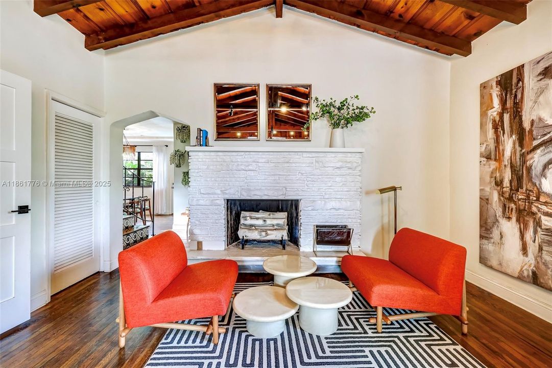 合同活跃: $1,050,000 (4 贝兹, 3 浴室, 2361 平方英尺)