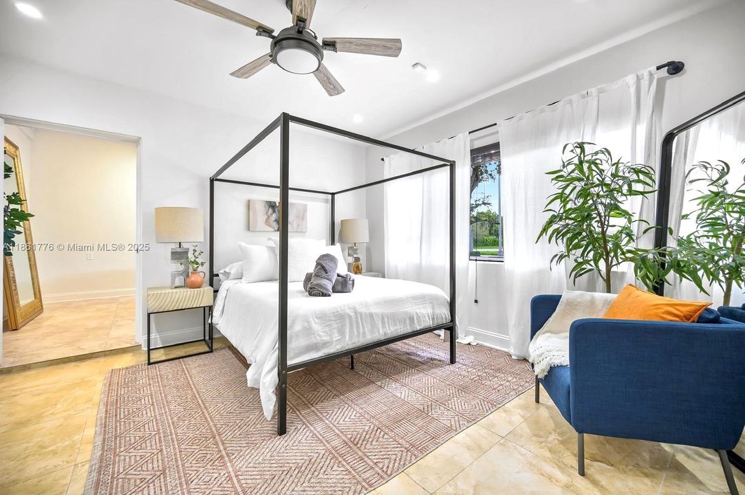 合同活跃: $1,050,000 (4 贝兹, 3 浴室, 2361 平方英尺)