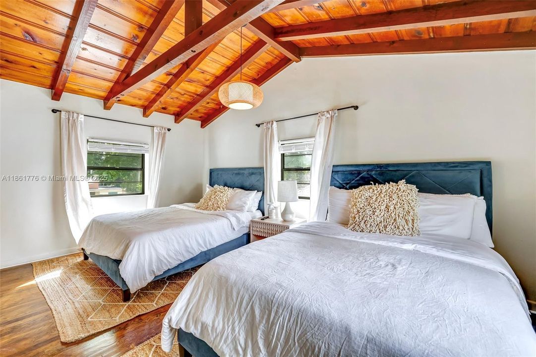 合同活跃: $1,050,000 (4 贝兹, 3 浴室, 2361 平方英尺)