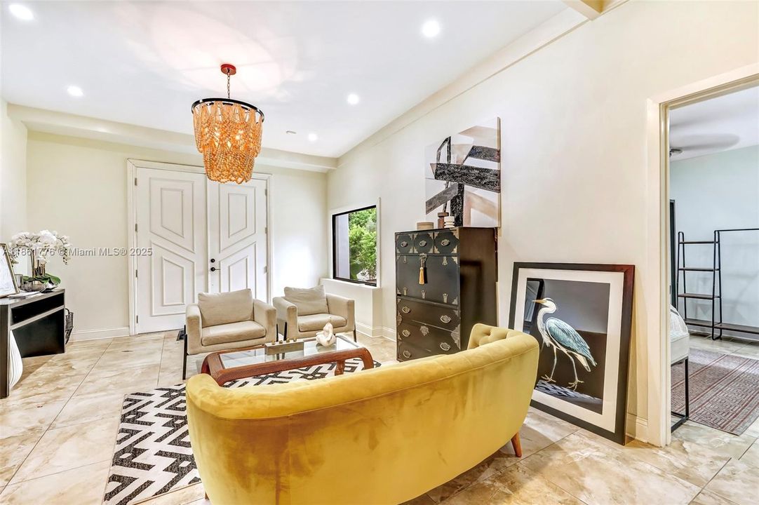 合同活跃: $1,050,000 (4 贝兹, 3 浴室, 2361 平方英尺)