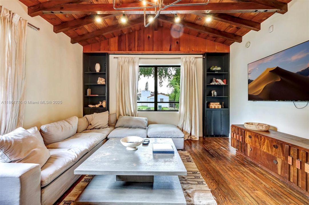 合同活跃: $1,050,000 (4 贝兹, 3 浴室, 2361 平方英尺)