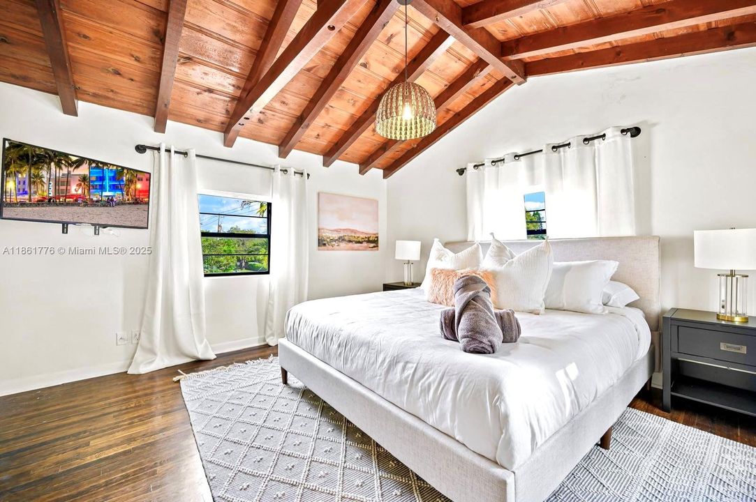 合同活跃: $1,050,000 (4 贝兹, 3 浴室, 2361 平方英尺)