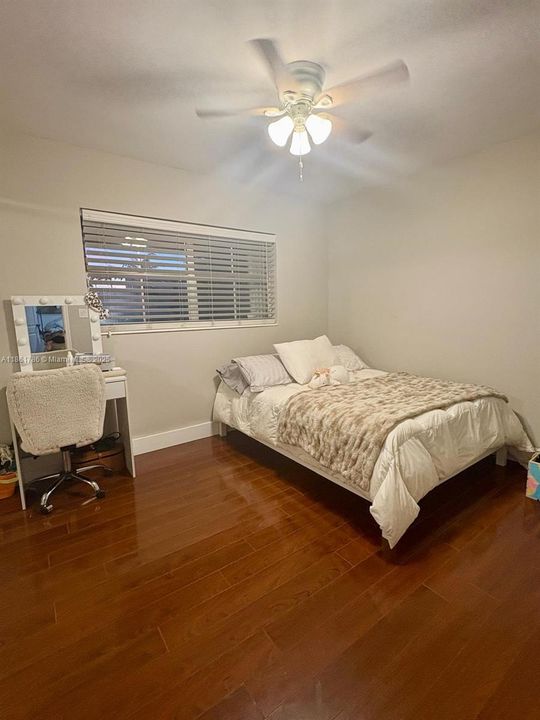 На продажу: $330,000 (2 спален, 1 ванн, 900 Квадратных фут)