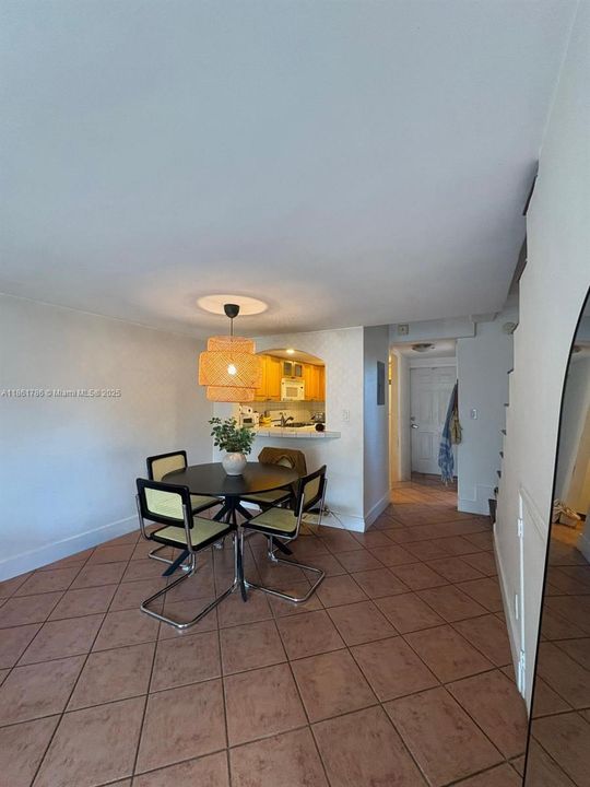 На продажу: $330,000 (2 спален, 1 ванн, 900 Квадратных фут)