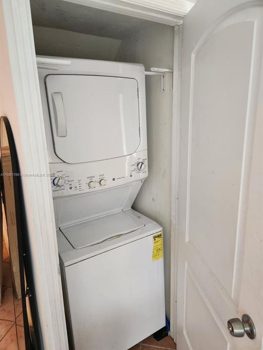 На продажу: $330,000 (2 спален, 1 ванн, 900 Квадратных фут)