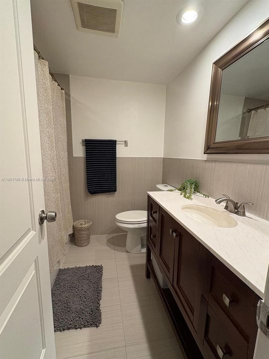 На продажу: $330,000 (2 спален, 1 ванн, 900 Квадратных фут)