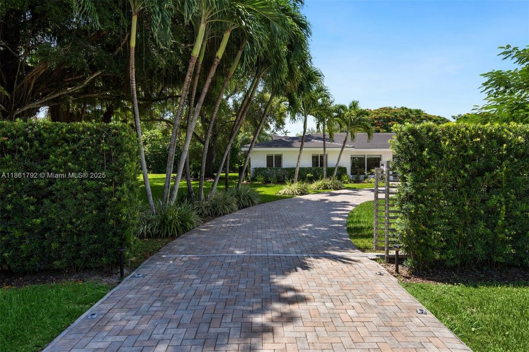 待售: $3,500,000 (5 贝兹, 4 浴室, 3599 平方英尺)