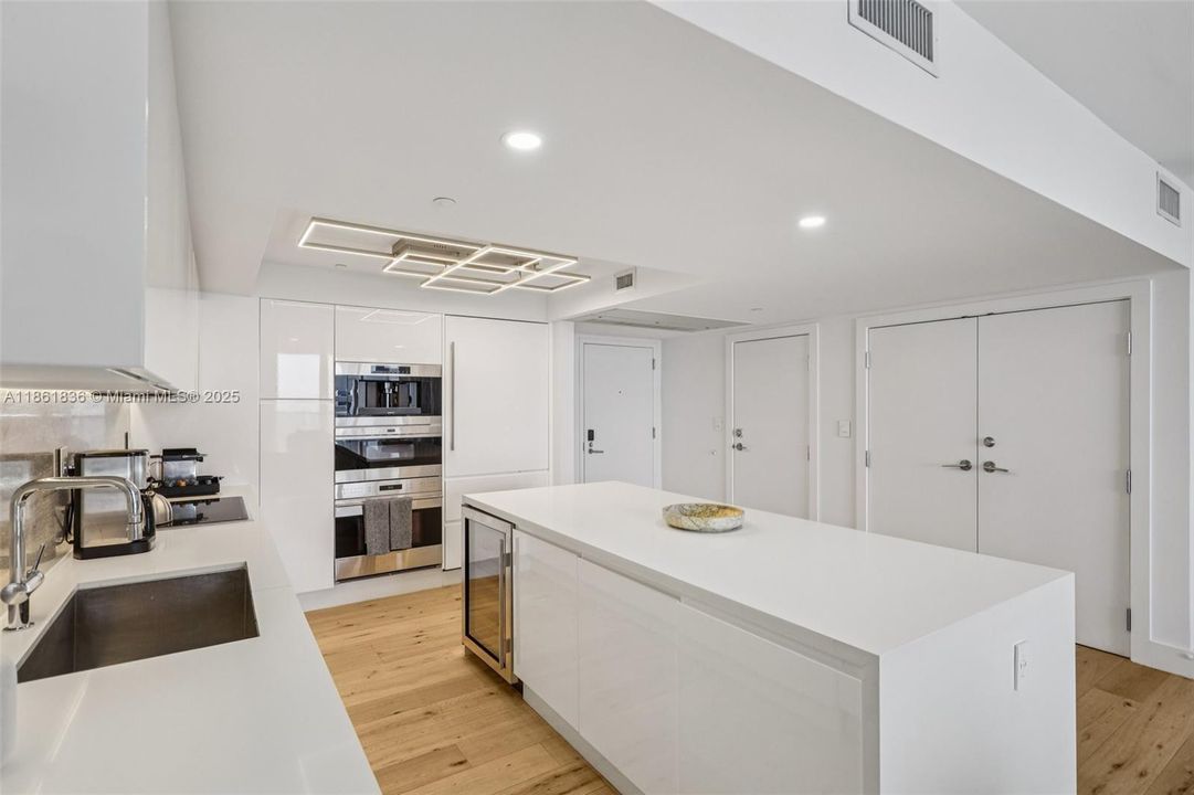 На продажу: $6,300,000 (3 спален, 3 ванн, 2092 Квадратных фут)