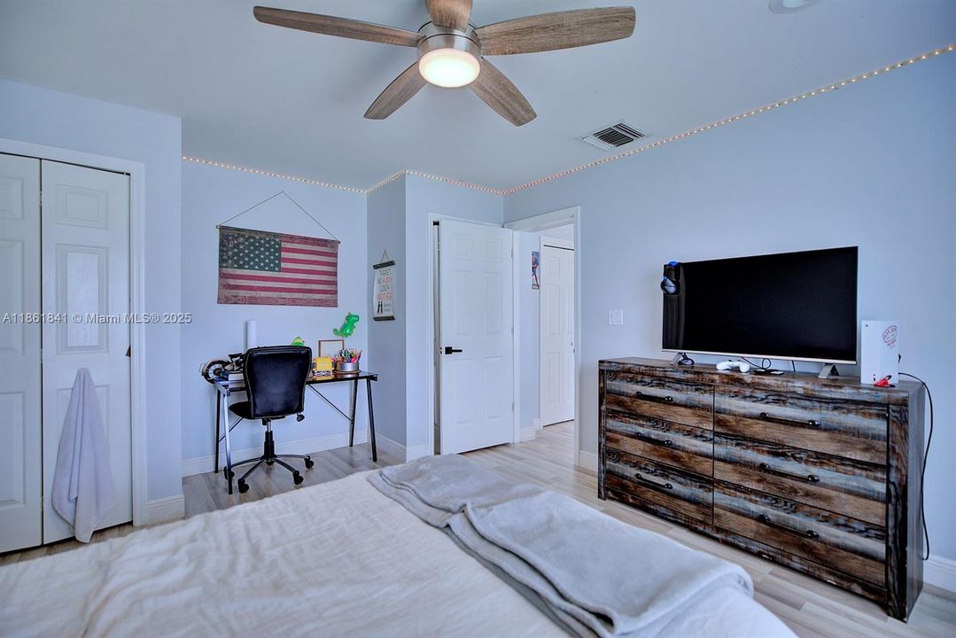 For Sale: $415,000 (4 beds, 2 baths, 2272 Square Feet)