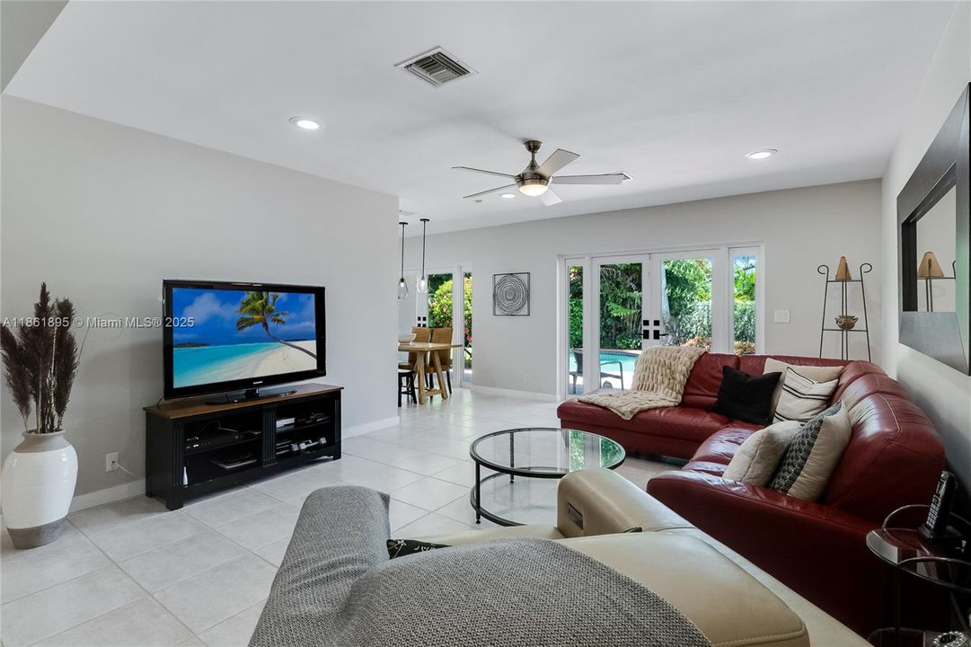 Недавно продано: $1,399,000 (5 спален, 2 ванн, 2767 Квадратных фут)