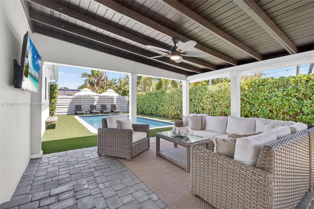 Recently Sold: $1,250,000 (3 beds, 2 baths, 1536 Square Feet)