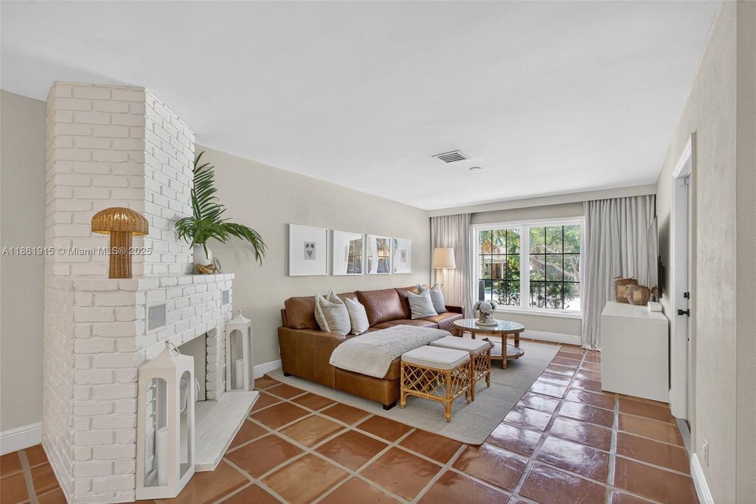 Recently Sold: $1,250,000 (3 beds, 2 baths, 1536 Square Feet)