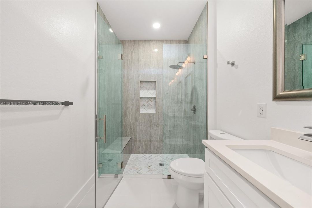 На продажу: $350,000 (3 спален, 3 ванн, 1687 Квадратных фут)