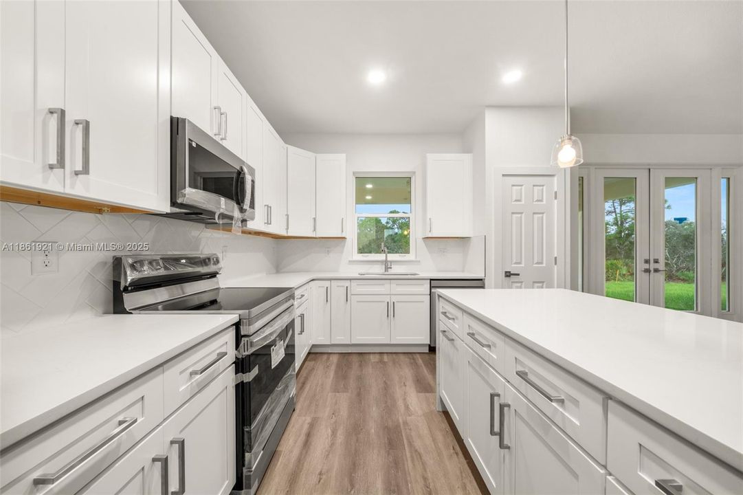 На продажу: $350,000 (3 спален, 3 ванн, 1687 Квадратных фут)