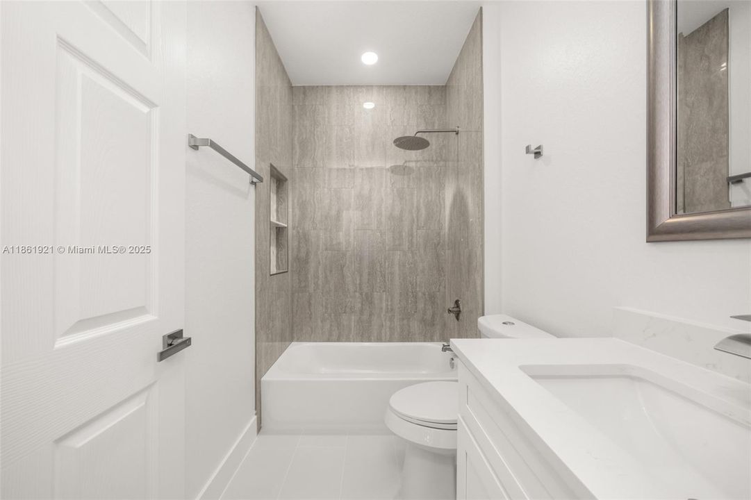 На продажу: $350,000 (3 спален, 3 ванн, 1687 Квадратных фут)