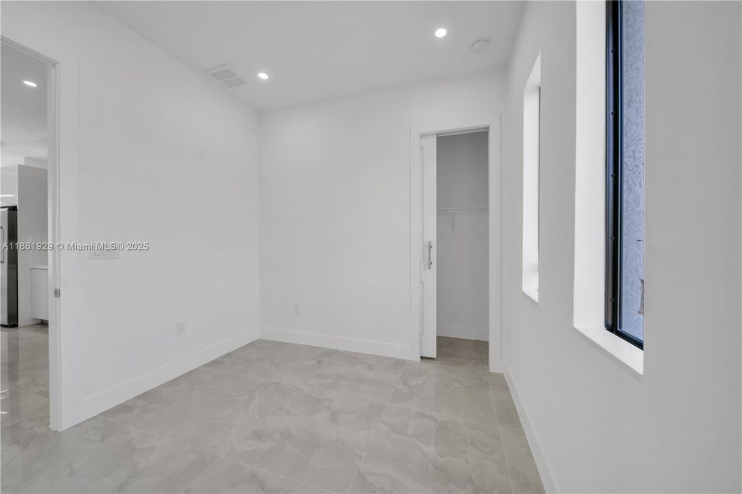 合同活跃: $394,900 (4 贝兹, 3 浴室, 1691 平方英尺)