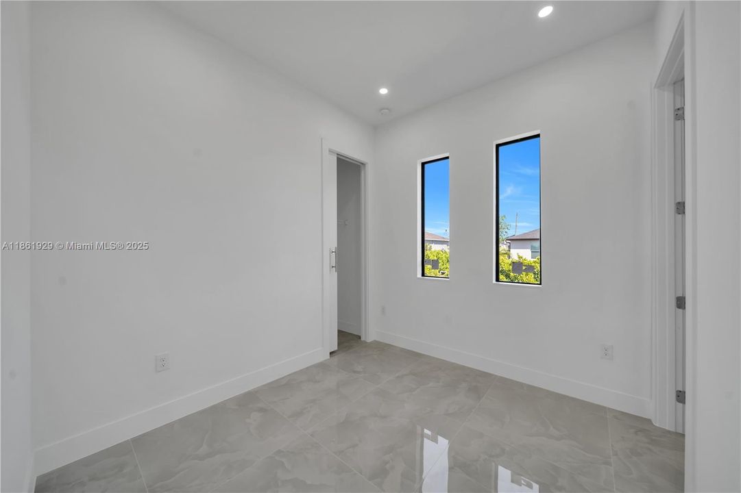 合同活跃: $394,900 (4 贝兹, 3 浴室, 1691 平方英尺)