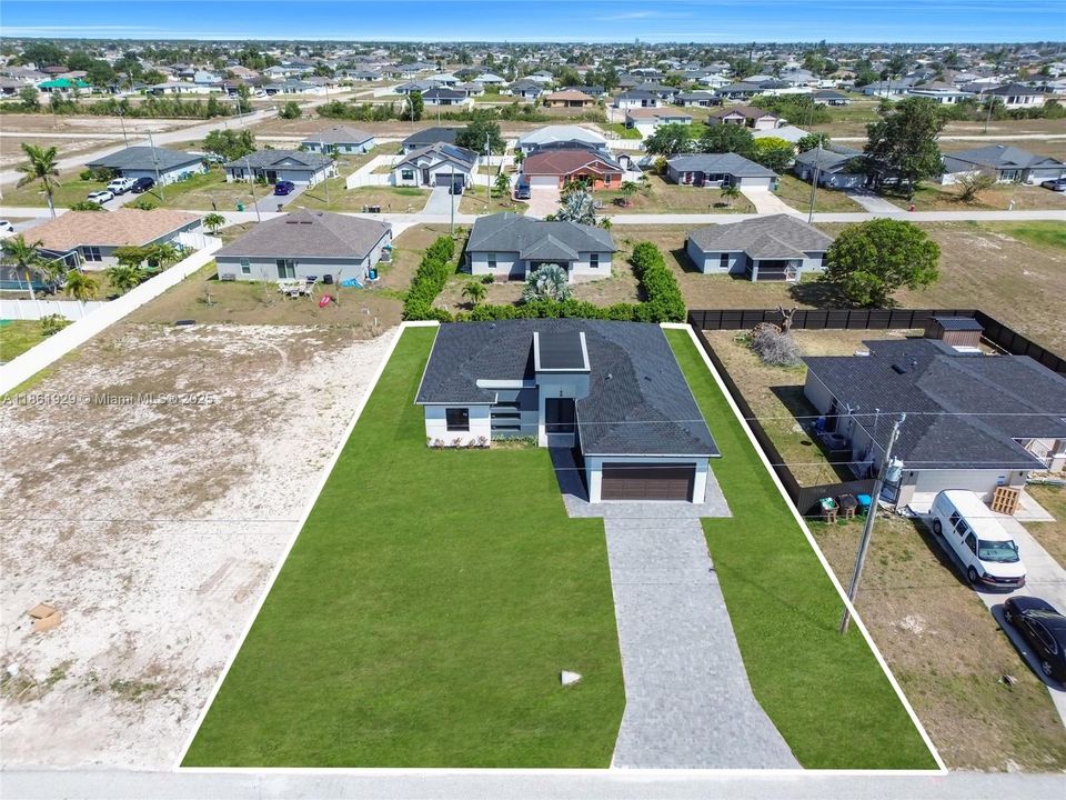 合同活跃: $394,900 (4 贝兹, 3 浴室, 1691 平方英尺)