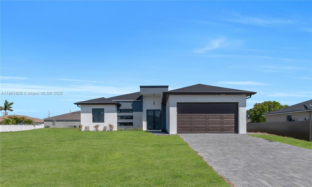 合同活跃: $394,900 (4 贝兹, 3 浴室, 1691 平方英尺)