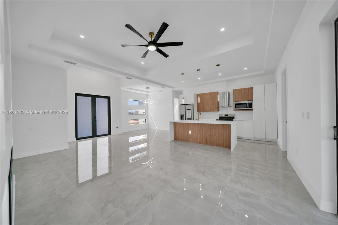 合同活跃: $394,900 (4 贝兹, 3 浴室, 1691 平方英尺)