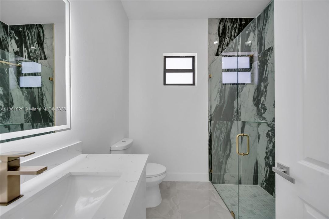 合同活跃: $394,900 (4 贝兹, 3 浴室, 1691 平方英尺)