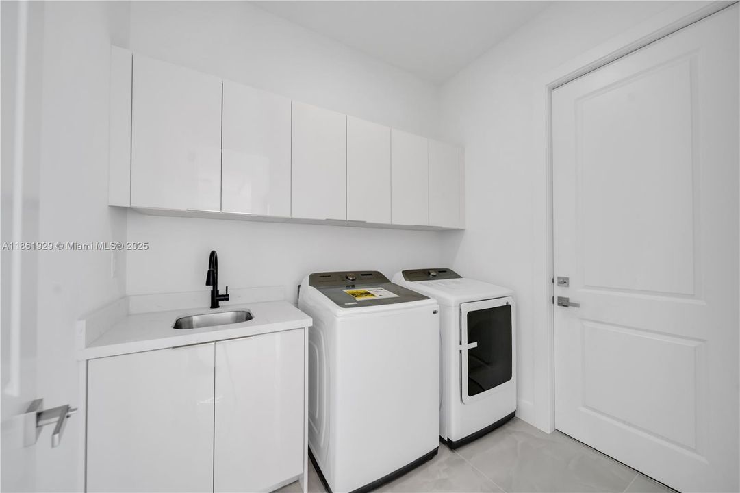 合同活跃: $394,900 (4 贝兹, 3 浴室, 1691 平方英尺)