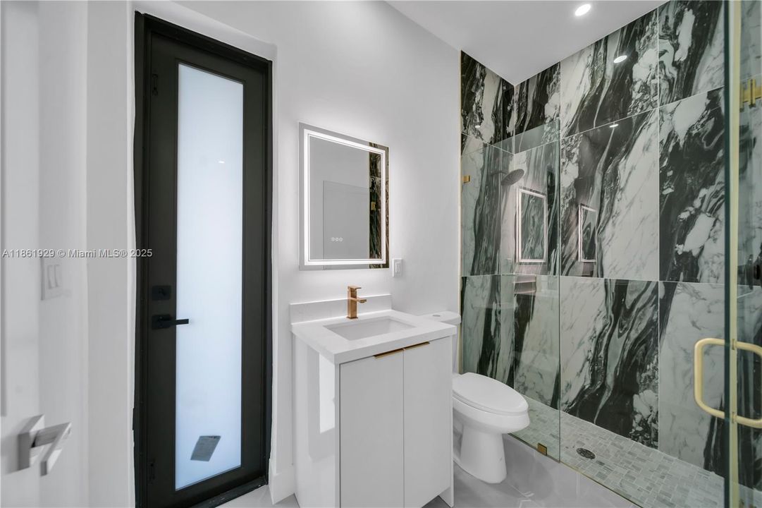 3rd Bathroom - Acces to Lanai