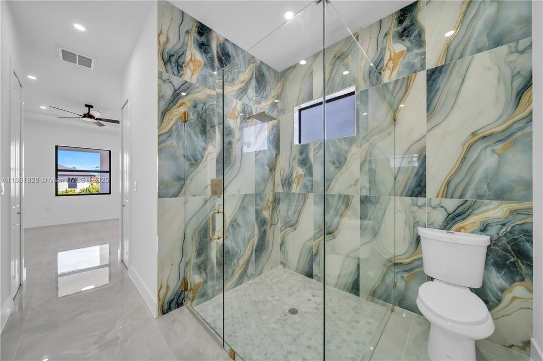 合同活跃: $394,900 (4 贝兹, 3 浴室, 1691 平方英尺)