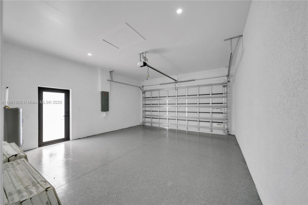 合同活跃: $394,900 (4 贝兹, 3 浴室, 1691 平方英尺)