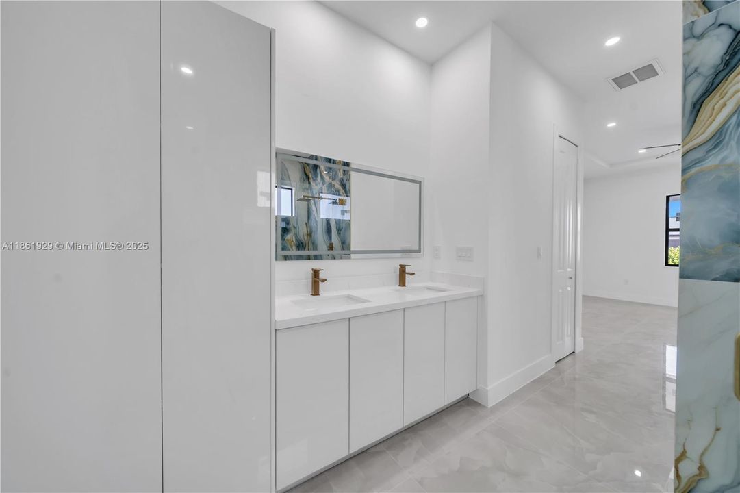 合同活跃: $394,900 (4 贝兹, 3 浴室, 1691 平方英尺)