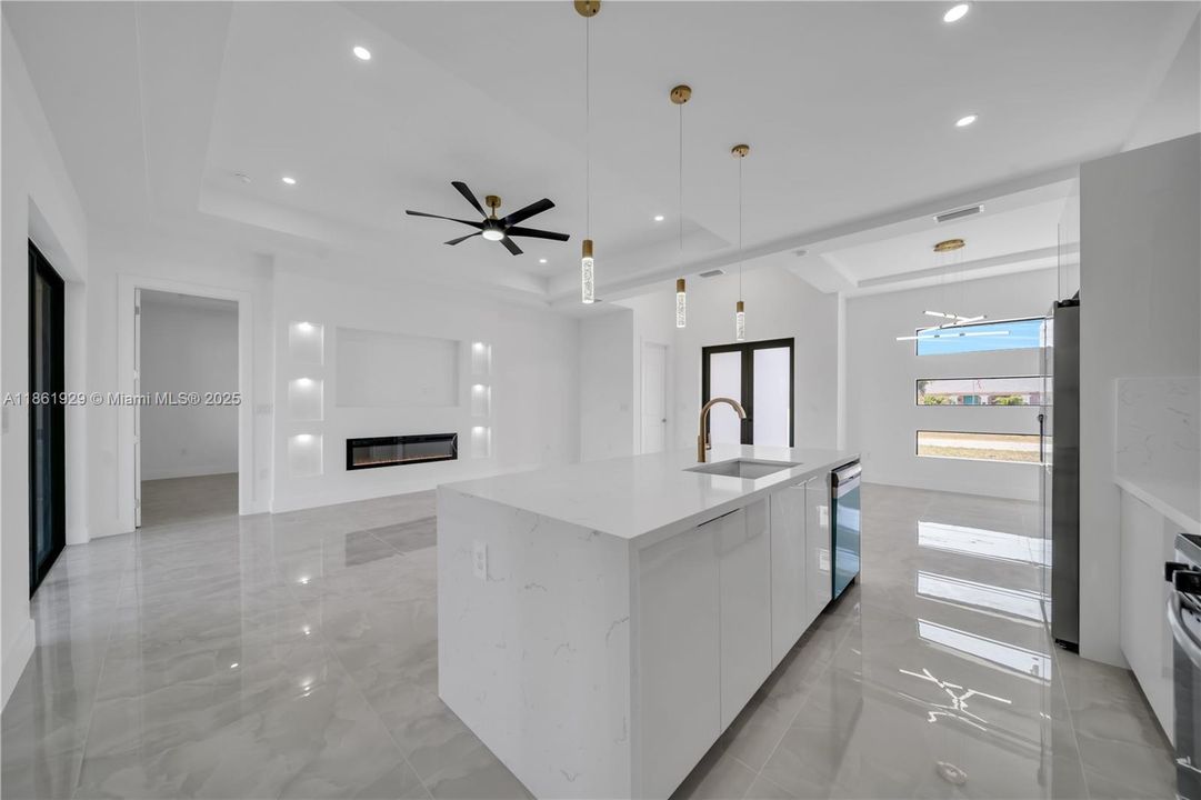 合同活跃: $394,900 (4 贝兹, 3 浴室, 1691 平方英尺)