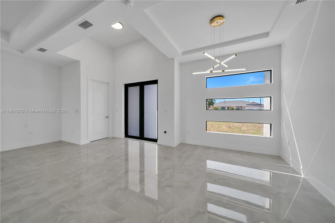 合同活跃: $394,900 (4 贝兹, 3 浴室, 1691 平方英尺)