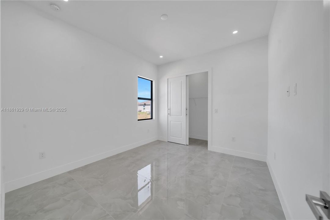 合同活跃: $394,900 (4 贝兹, 3 浴室, 1691 平方英尺)