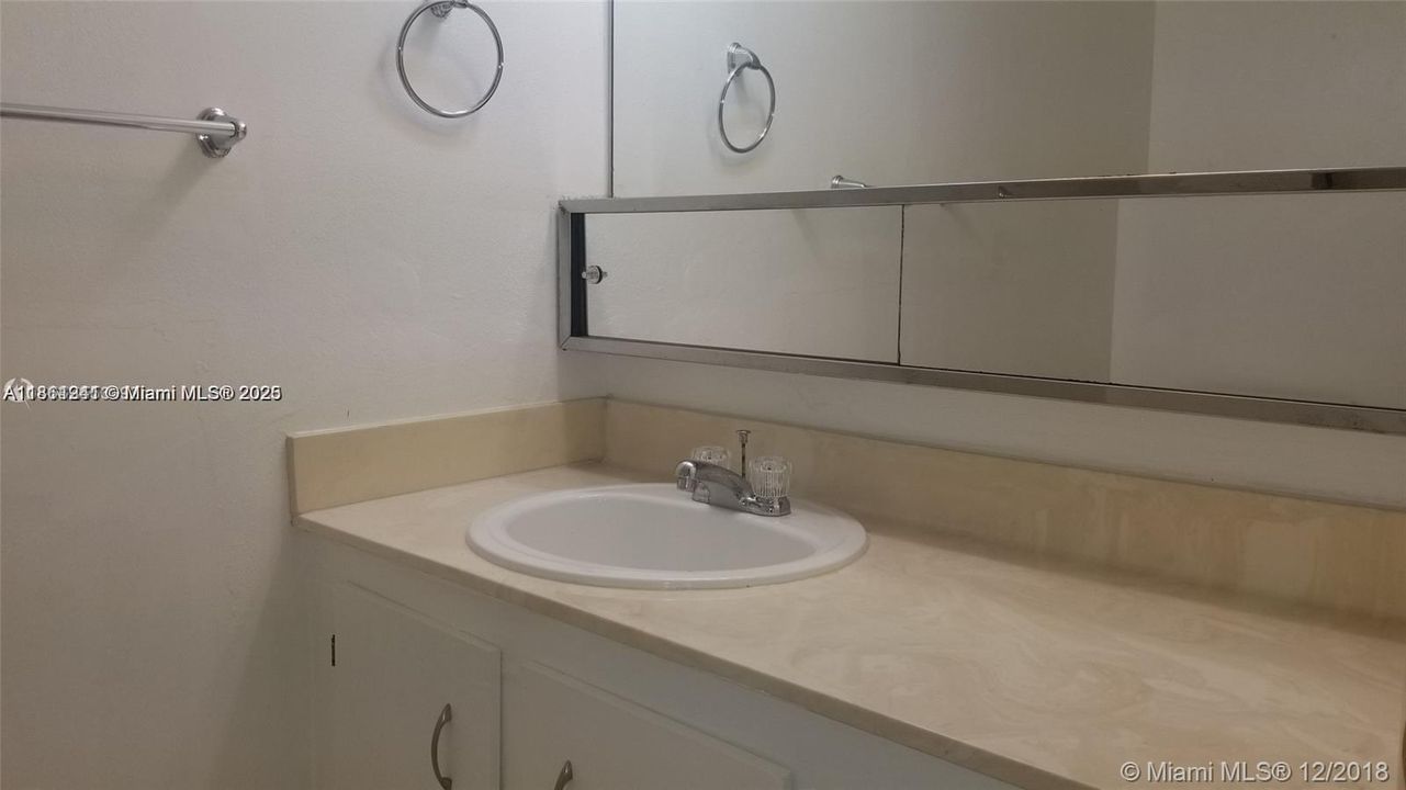 待售: $185,000 (2 贝兹, 1 浴室, 1075 平方英尺)