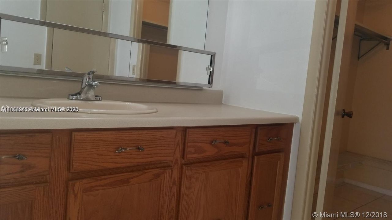 待售: $185,000 (2 贝兹, 1 浴室, 1075 平方英尺)