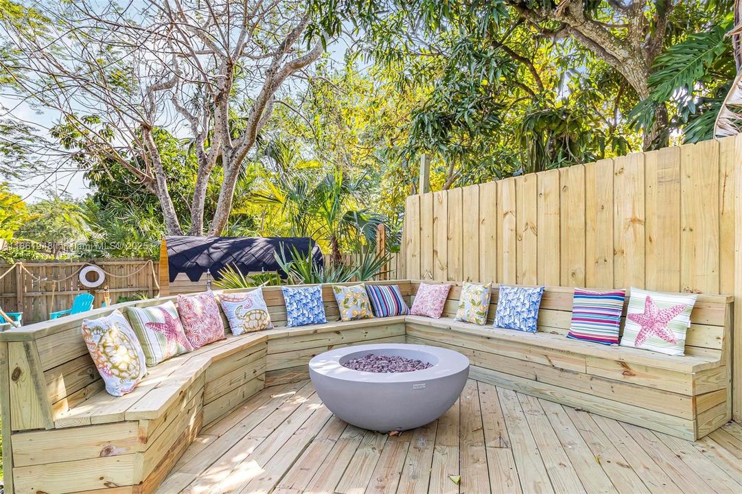 Под контрактом: $1,799,000 (6 спален, 4 ванн, 3402 Квадратных фут)