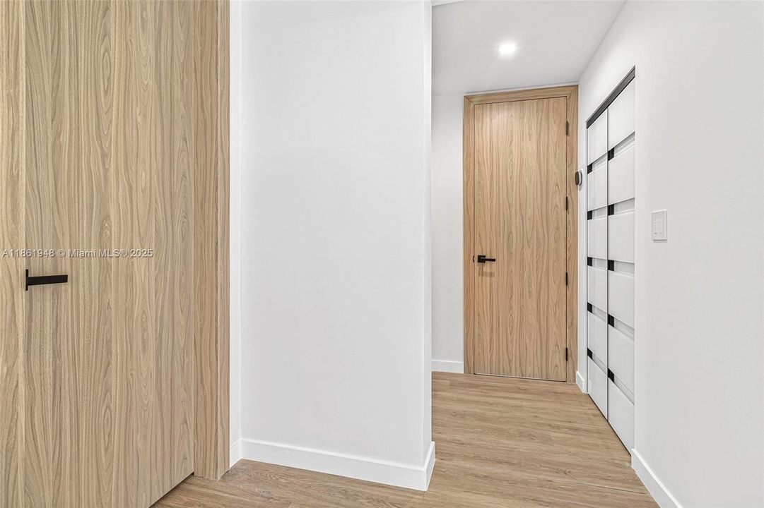 Под контрактом: $1,799,000 (6 спален, 4 ванн, 3402 Квадратных фут)