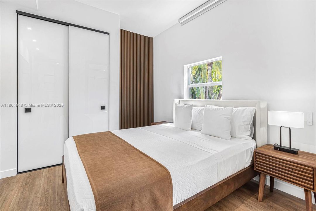 Под контрактом: $1,799,000 (6 спален, 4 ванн, 3402 Квадратных фут)