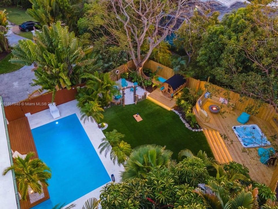 Под контрактом: $1,799,000 (6 спален, 4 ванн, 3402 Квадратных фут)