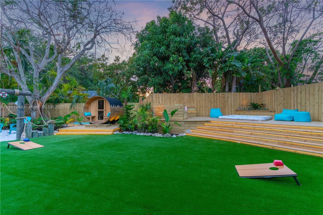 Под контрактом: $1,799,000 (6 спален, 4 ванн, 3402 Квадратных фут)