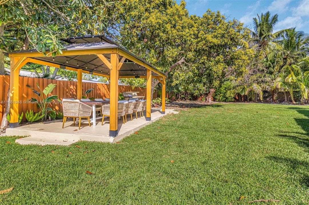 Под контрактом: $1,799,000 (6 спален, 4 ванн, 3402 Квадратных фут)