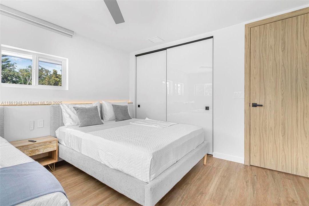 Под контрактом: $1,799,000 (6 спален, 4 ванн, 3402 Квадратных фут)